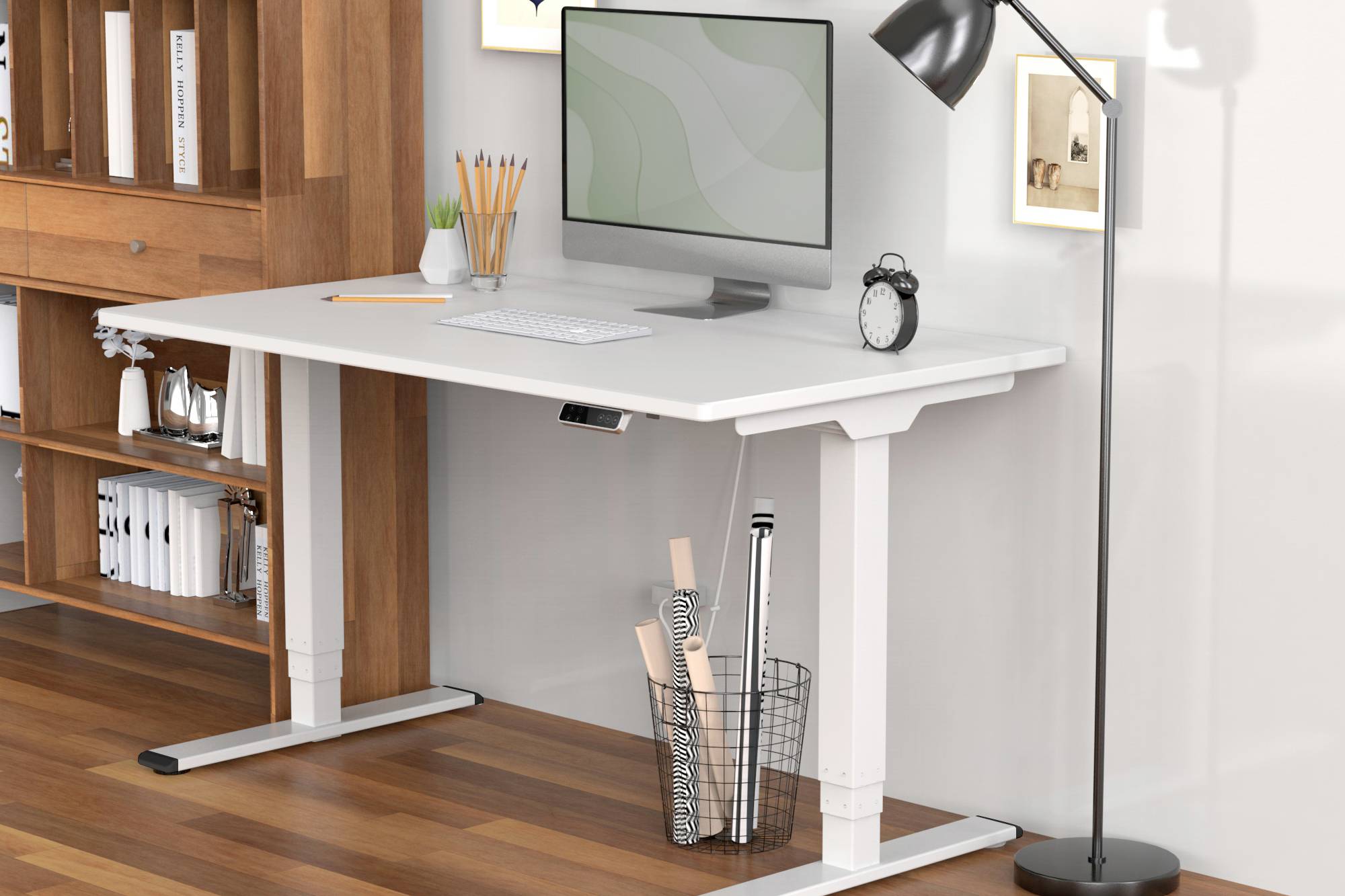 Un bureau moderne avec un ordinateur, une lampe de bureau, des fournitures de bureau et des décorations. À l'arrière-plan, une bibliothèque.