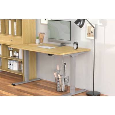 Un bureau minimaliste avec un écran d'ordinateur, un clavier, des livres et des articles de papeterie. À côté, une lampe sur pied.