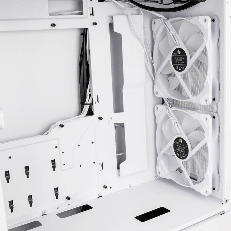 Un boîtier d'ordinateur ouvert et blanc présente deux ventilateurs installés et des options de gestion des câbles. Idéal pour un montage PC épuré.