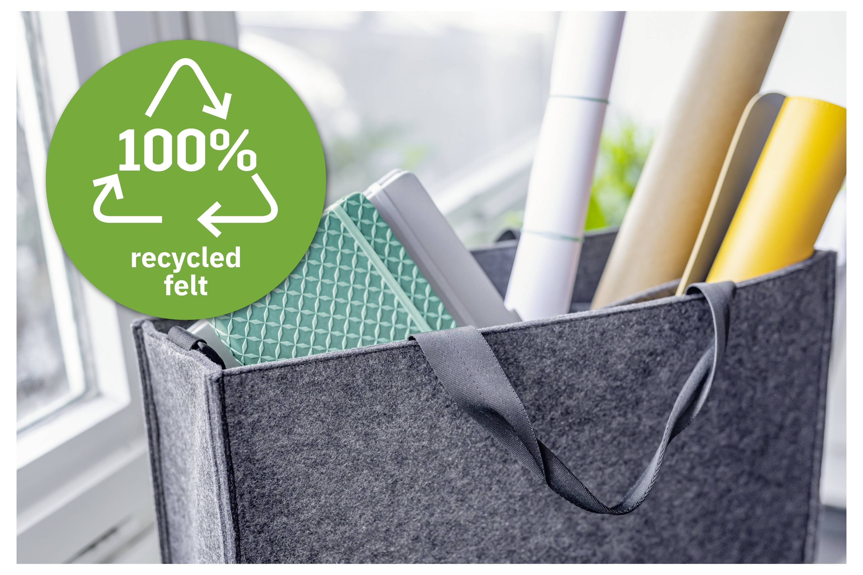 Panier de rangement en feutre contenant des carnets et des stylos, avec un badge vert indiquant « 100% feutre recyclé ».
