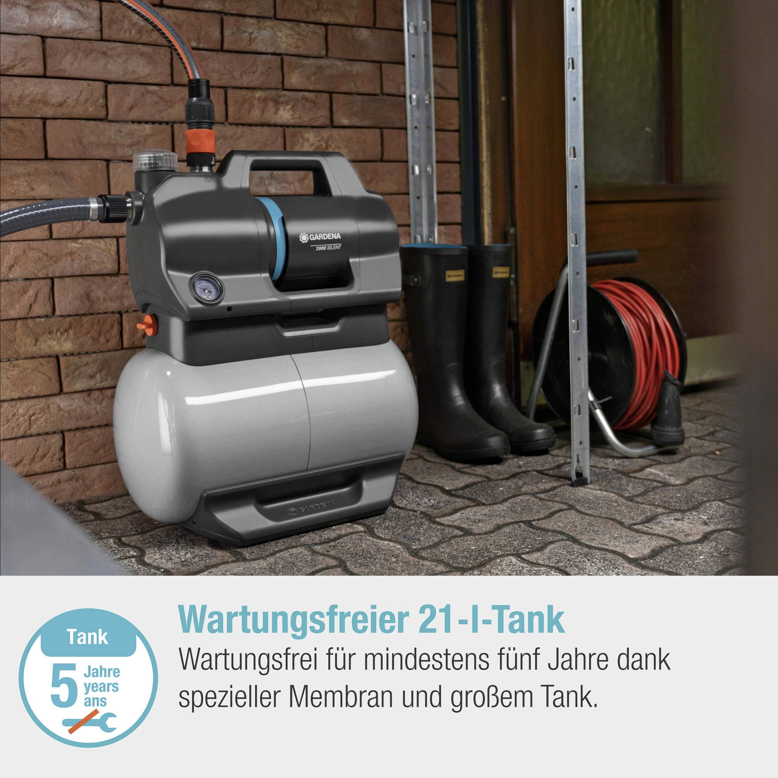 Pompe de compression compacte avec réservoir gris de 21 litres. Texte : 'Sans entretien pendant au moins cinq ans grâce à une membrane spéciale et à un grand réservoir.'