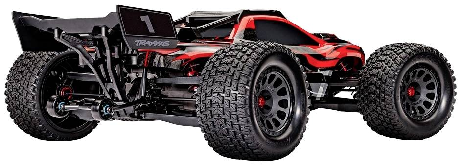 Voiture télécommandée avec des pneus robustes et un design de carrosserie rouge, vue de l'arrière.