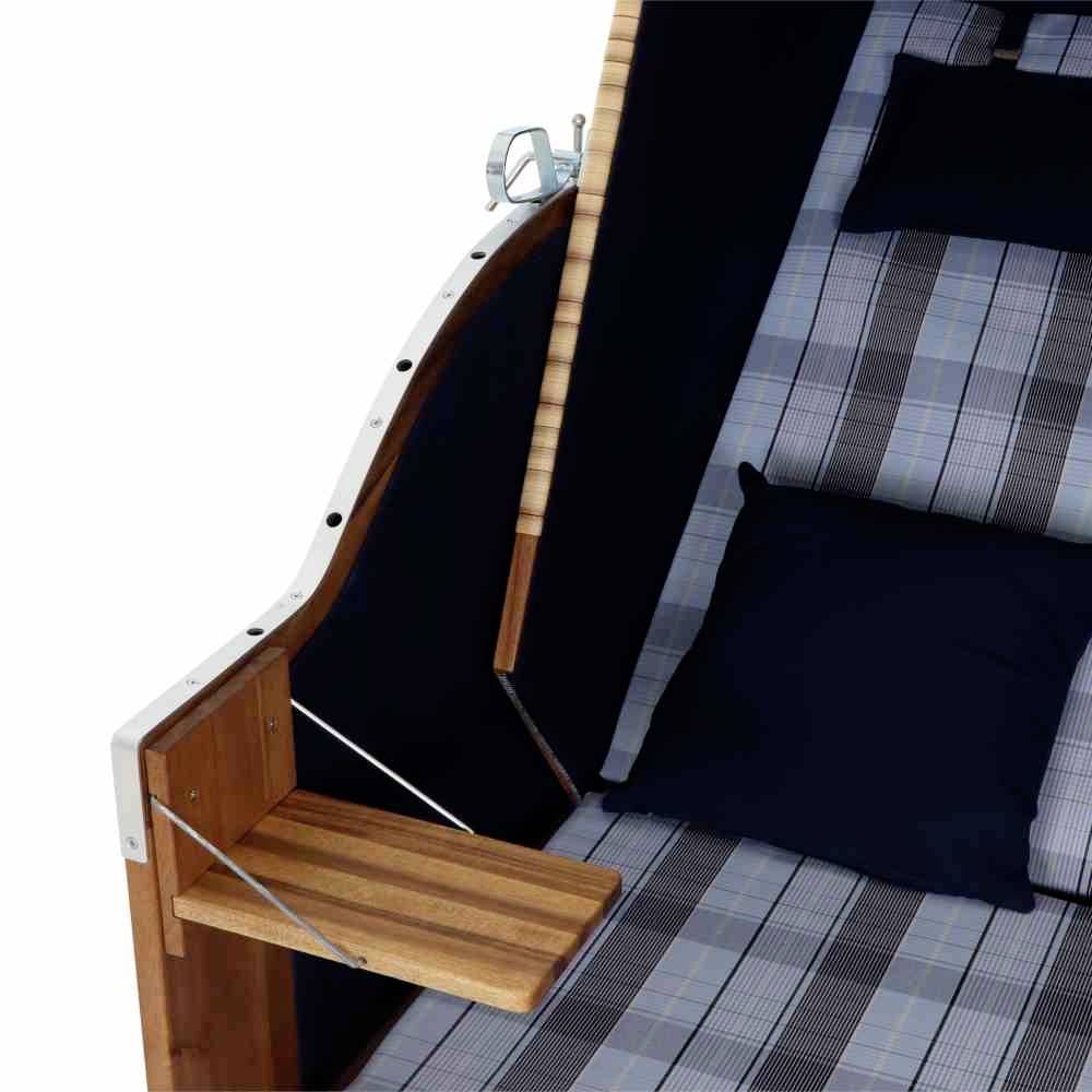 Un banc confortable avec un rembourrage à carreaux, des coussins bleus et une petite table pliante en bois montée sur le côté.