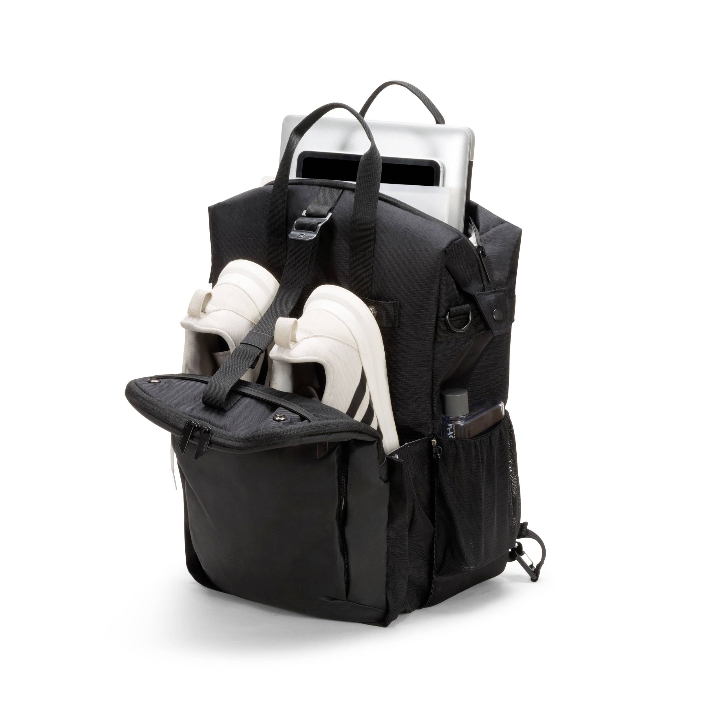 Un sac à dos noir contenant une paire de baskets blanches et un ordinateur portable, illustrant sa fonctionnalité et sa capacité de rangement.