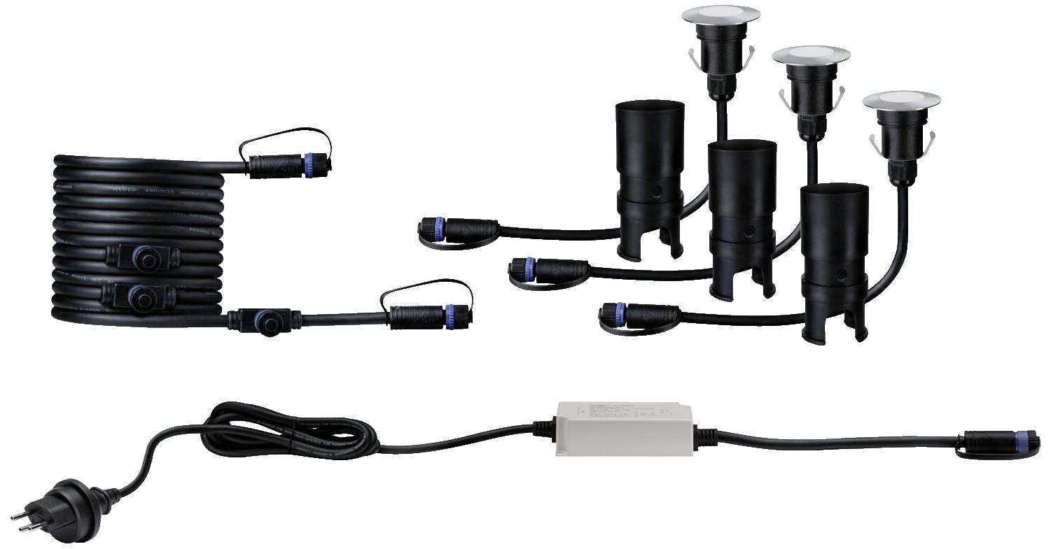Kit d'éclairage de jardin : Quatre lampes LED noires avec câbles et fiches de connexion, accompagnées d'un câble d'alimentation et d'un adaptateur.