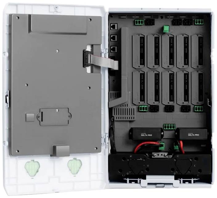 Boîtier électrique ouvert avec neuf connexions noir et vert. Il montre des circuits électriques et des câbles.