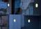 Quatre images montrent différentes appliques murales dans des environnements extérieurs et intérieurs nocturnes. Les lampes brillent intensément.