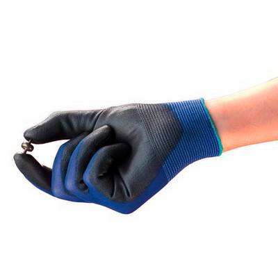 Une main gantée d'un gant bleu-noir tient une petite vis.