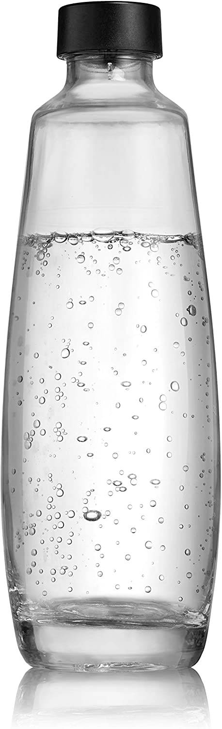 Une bouteille d'eau transparente avec du gaz carbonique, remplie jusqu'au tiers supérieur, fermée par un bouchon noir.