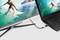 Un ordinateur portable est connecté à un écran plus grand par un câble. L'écran affiche une image d'un surfeur sur une vague.