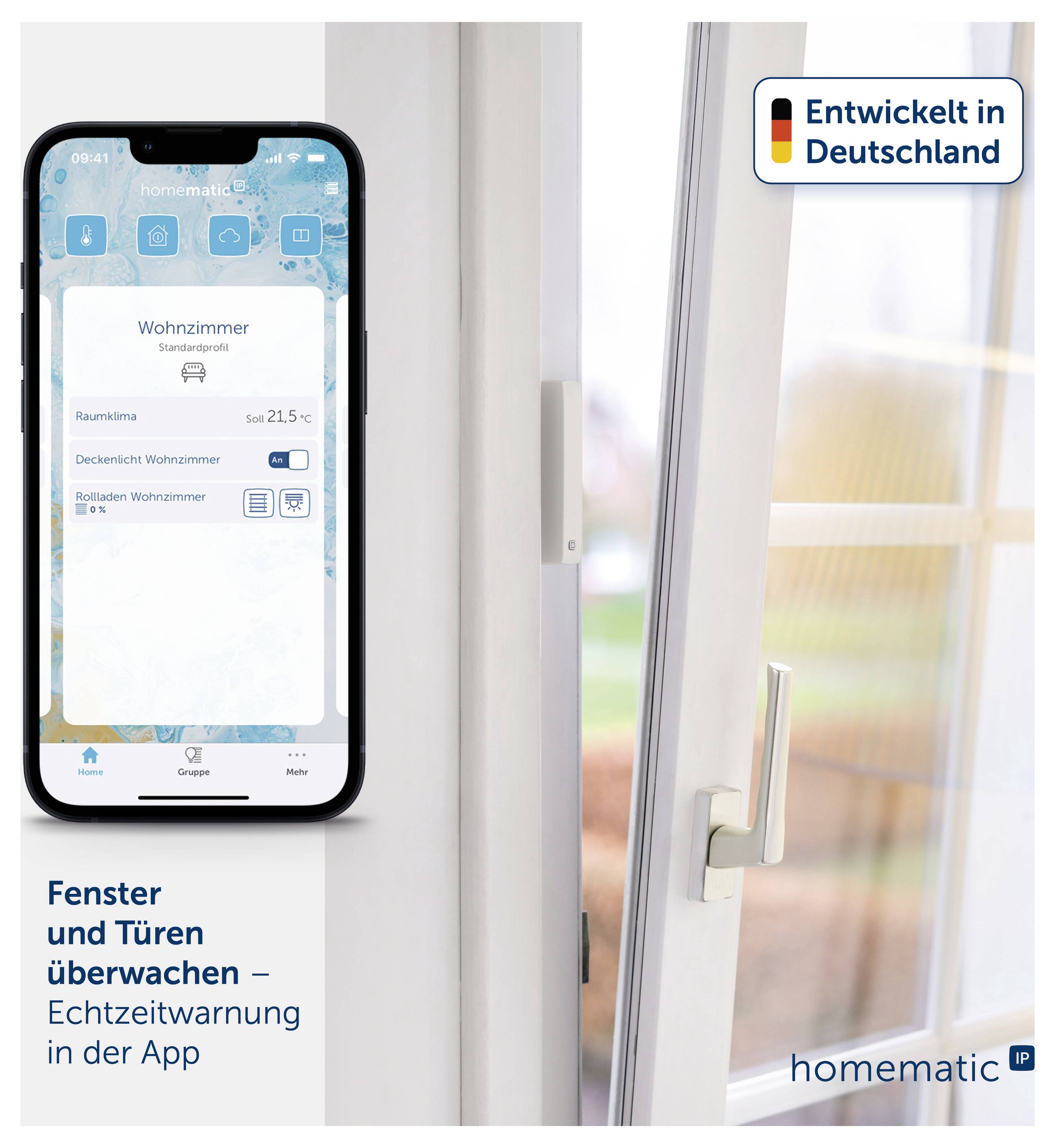 Le smartphone affiche l'application Homematic IP pour surveiller les fenêtres et les portes avec alerte en temps réel ; à côté une fenêtre ouverte, en bas l'indication « Surveiller les fenêtres et les portes – Alerte en temps réel dans l'application ».