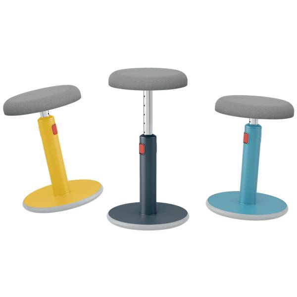 Trois tabourets réglables en hauteur en jaune, gris foncé et turquoise, avec assise ronde et base incurvée. Idéaux pour des solutions d'assise flexibles.