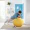 Un homme s'entraîne avec un grand ballon de gymnastique jaune dans une pièce lumineuse ; des haltères sont posées sur un tapis.
