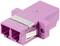 Un adaptateur à fibre optique SC-Duplex rose avec clip métallique, utilisé pour connecter des câbles à fibre optique dans les réseaux.