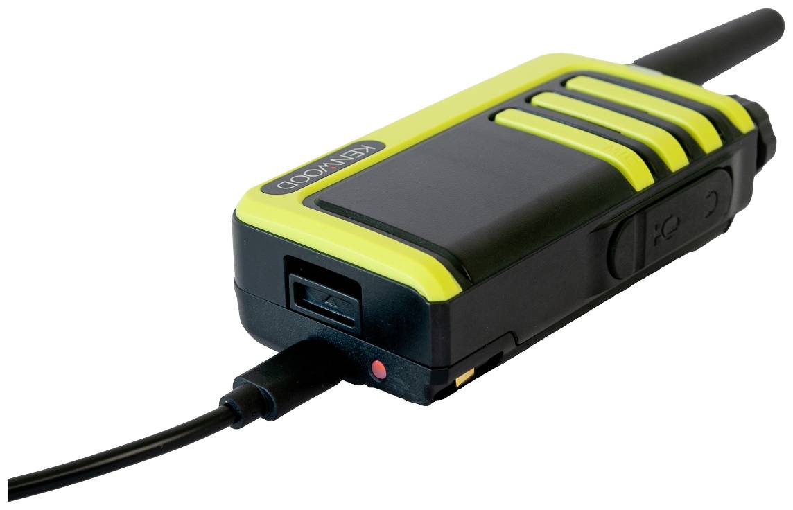 Un talkie-walkie avec un boîtier jaune et noir, branché à un câble de chargement.