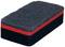 Une éponge rectangulaire pour tableau avec couche noire et rouge, utilisée pour nettoyer les tableaux blancs.