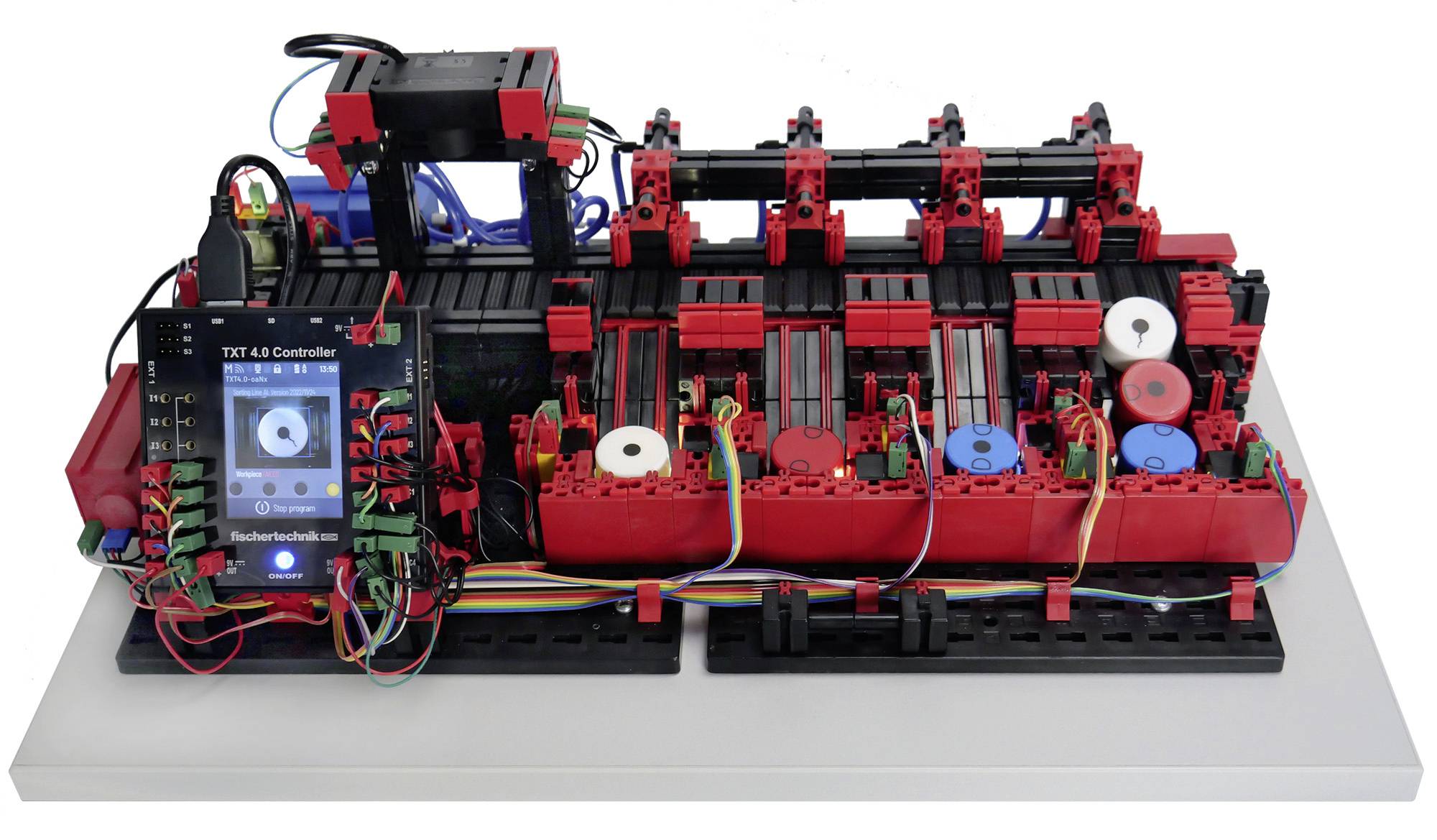 Modèle de formation Industrie 4.0 monté sur plaque ; montre une ligne de production automatisée avec des contrôleurs et des capteurs.