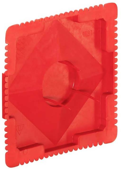 Une pièce en plastique rouge, carrée, avec des bords dentelés et une découpe circulaire au centre.