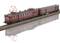 Un train miniature rouge avec deux wagons roule sur des rails. Le train a un pantographe et se reflète sur une surface lisse.