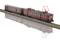 Modèle de train peint en rouge-brun sur des rails, composé de deux voitures avec des pantographes sur le toit, se reflétant sur une surface lisse.
