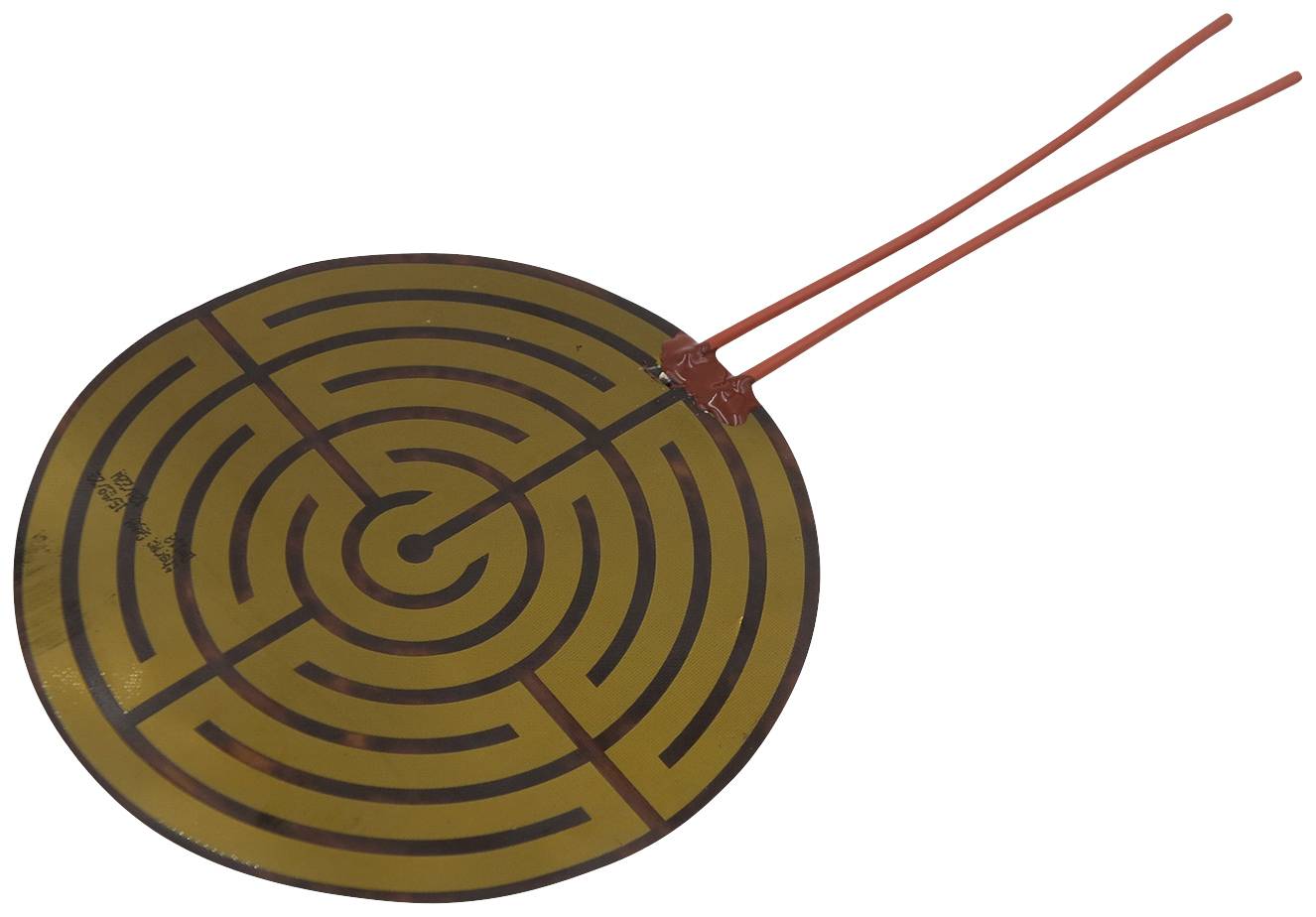 Film chauffant en forme de labyrinthe avec deux câbles de raccordement isolés en rouge sur un fond transparent.
