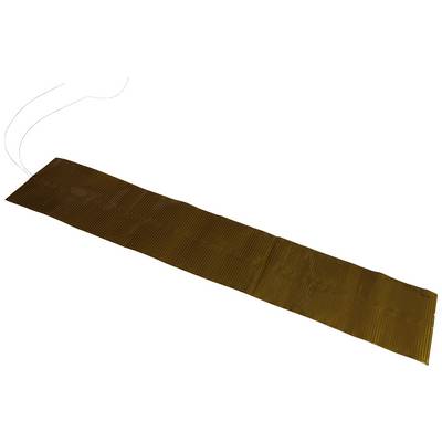 Un long morceau de matériau rectangulaire étroit avec une structure de rainures et un fin câble blanc à l'extrémité.