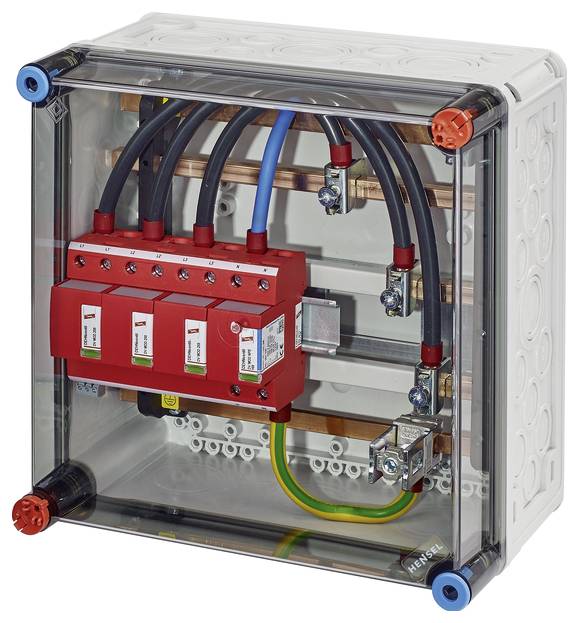 Un boîtier électrique de distribution avec un couvercle transparent, montrant des fusibles rouges et des connexions de câbles.