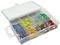 Une boîte en plastique transparente contenant différents fusibles colorés, triés par compartiments.