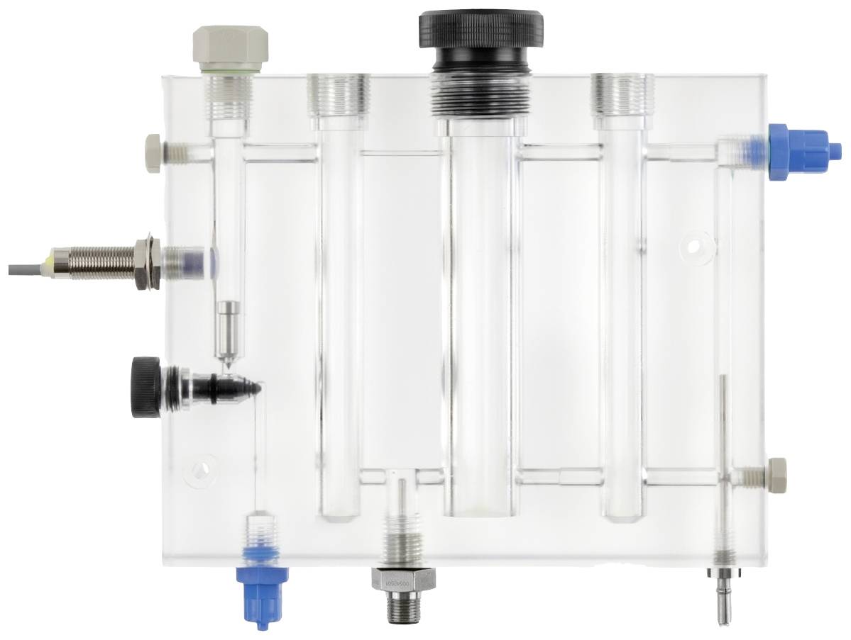 Récipient transparent en plastique contenant plusieurs cylindres et vannes, reliés par des tubes, illustrant la circulation et le contrôle des liquides.