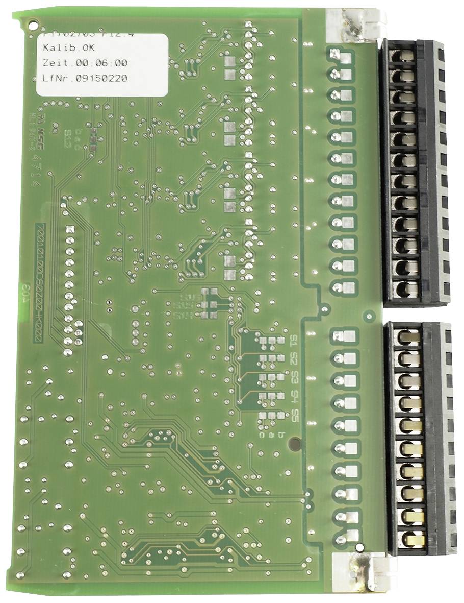 Dos d'un circuit imprimé vert avec des circuits électroniques et des connexions, étiquette blanche portant le texte 'Calib OK, Temps 00 06 00'.