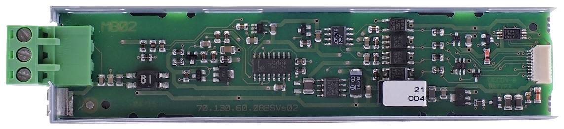 Circuit électronique avec différents composants, bloc de connexion vert à gauche, puces microélectroniques centrales et divers éléments électroniques.