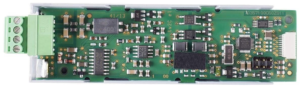 Circuit électronique vert avec plusieurs puces noires et connexions argentées sur un cadre blanc.