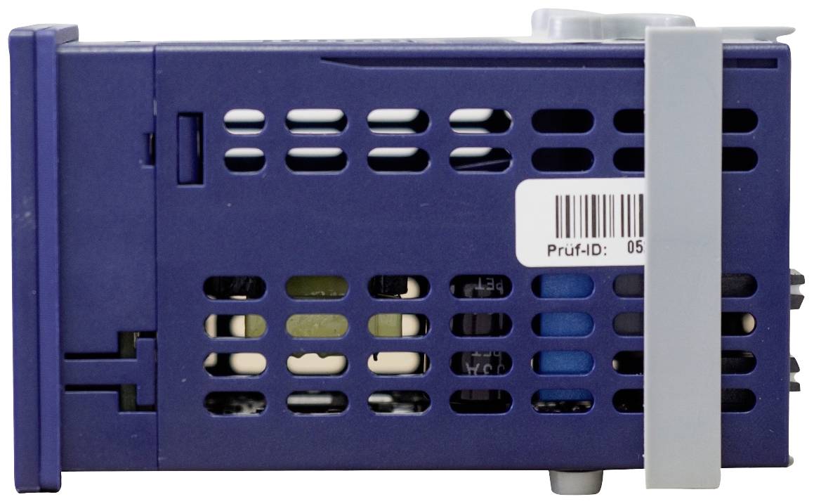 Appareil électronique dans un boîtier bleu avec des orifices de ventilation et une étiquette de code-barres, vue de côté.