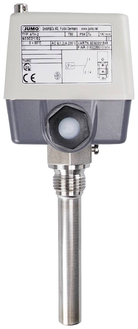 Un capteur de température de Jumo avec boîtier et étiquette d'information, utilisé dans des applications industrielles pour la surveillance de la température.