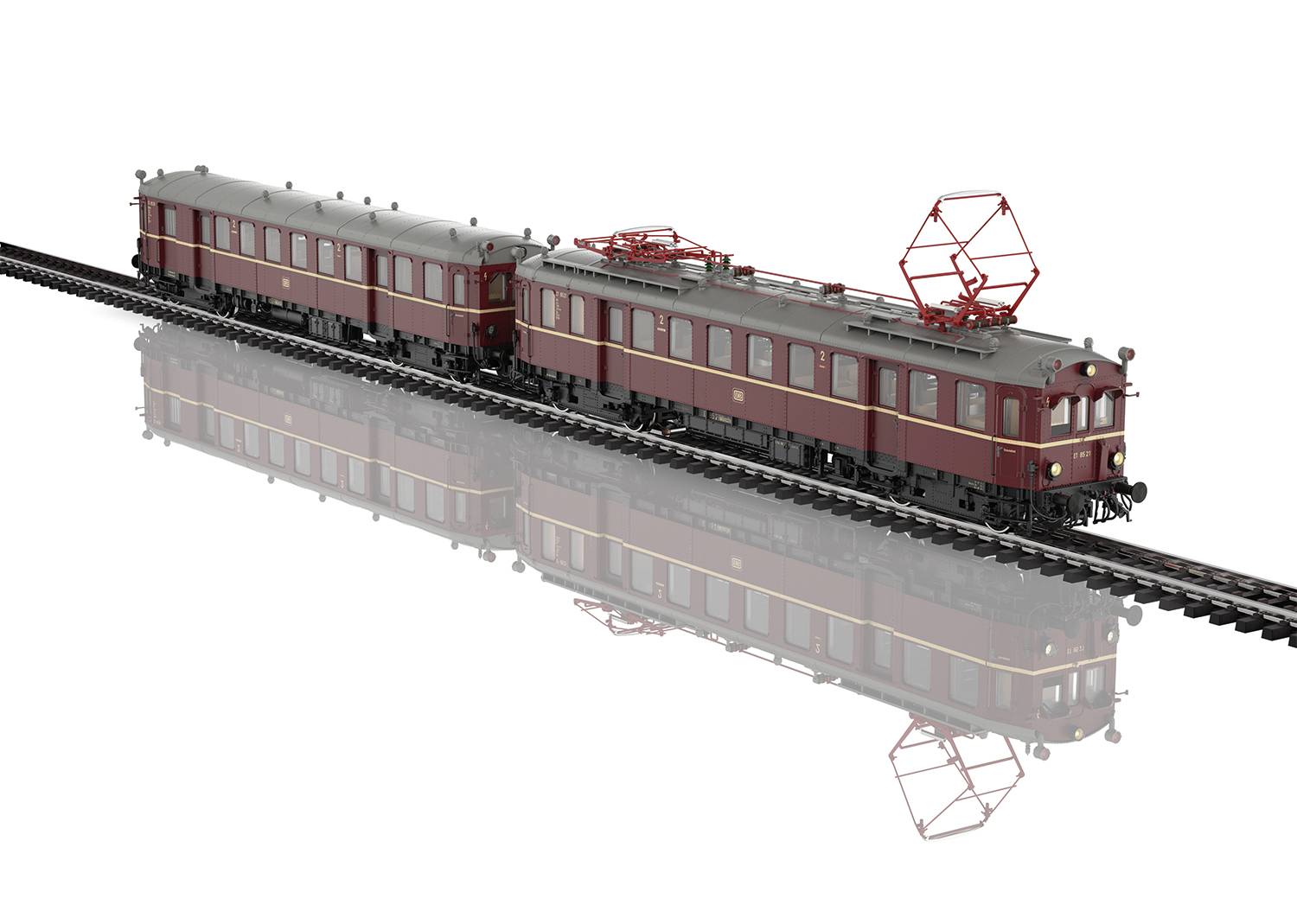 Un train miniature peint en rouge avec deux wagons sur une voie. Le train a des pantographes sur le toit et se reflète sur le sol.