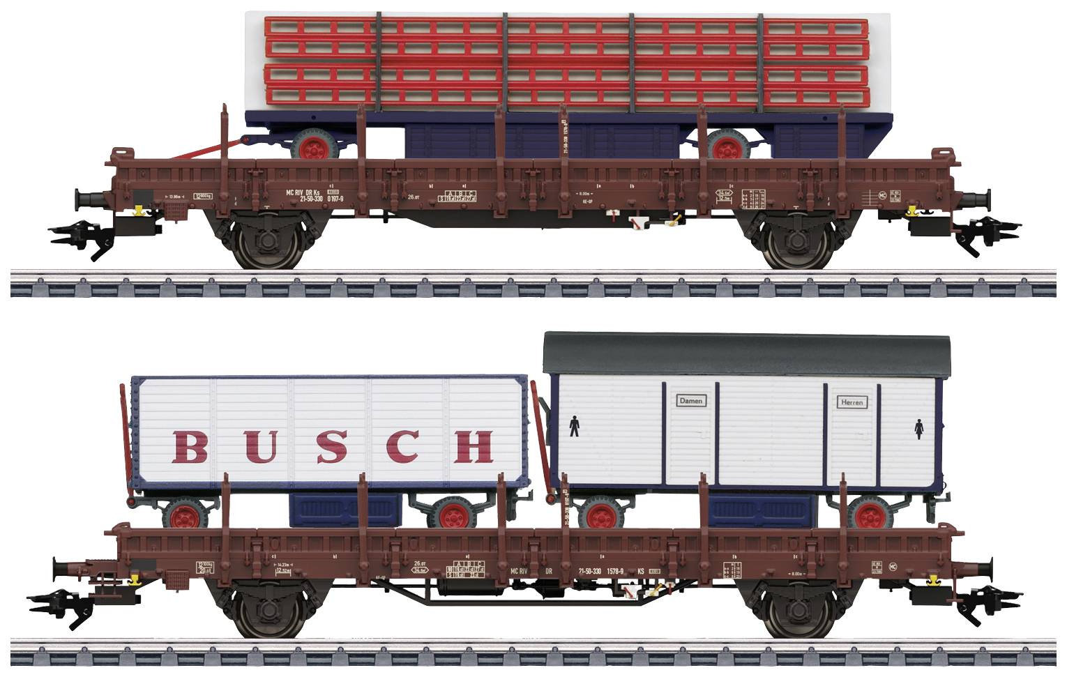 Deux wagons de train miniature sur des rails, chargés de conteneurs de fret détaillés. Des conteneurs rouges en haut, des remorques 'BUSCH' en bas.