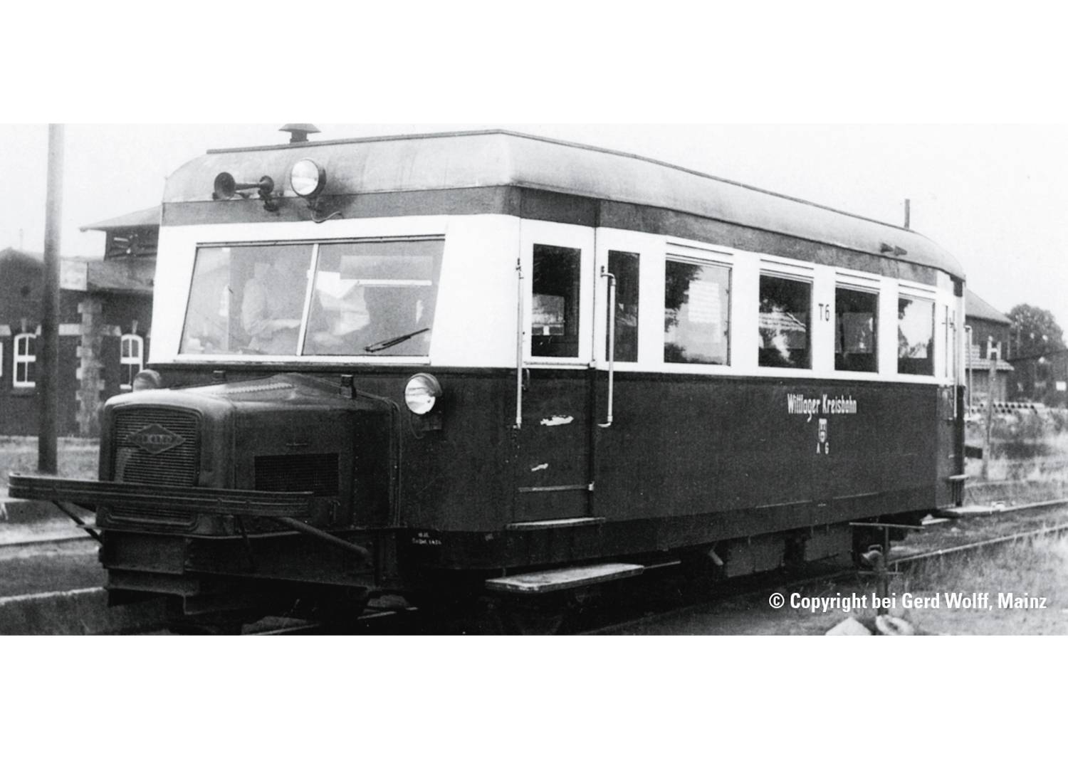 Un autorail ancien est stationné sur une voie ferrée. Inscription : « Autorail de Sülzenen ». Environnement : rural, avec des bâtiments en arrière-plan.