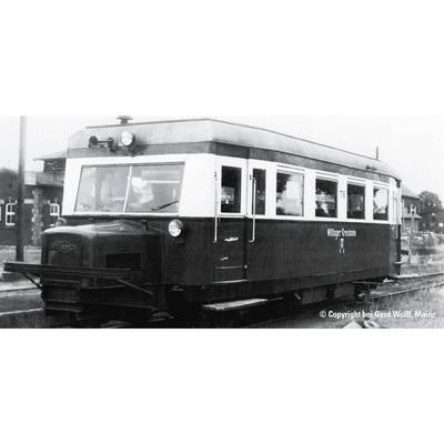 Un autorail ancien est stationné sur une voie ferrée. Inscription : « Autorail de Sülzenen ». Environnement : rural, avec des bâtiments en arrière-plan.