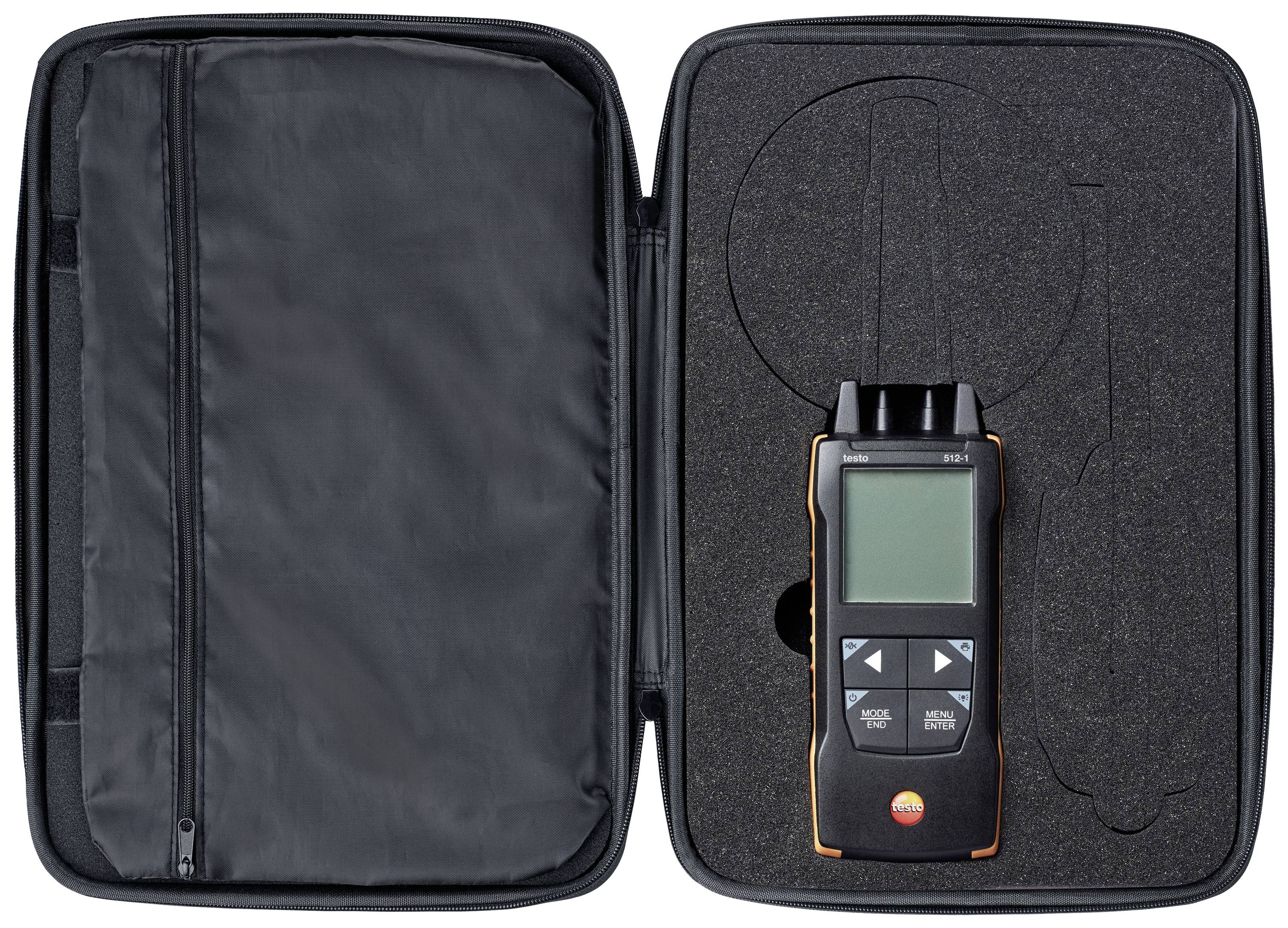 Testeur électronique portable de dispositifs de mesure dans un étui noir ouvert. L'appareil dispose d'un écran et de touches de fonction.