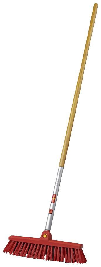 Balai rouge avec un long manche en bois, adapté pour balayer les surfaces de sol.