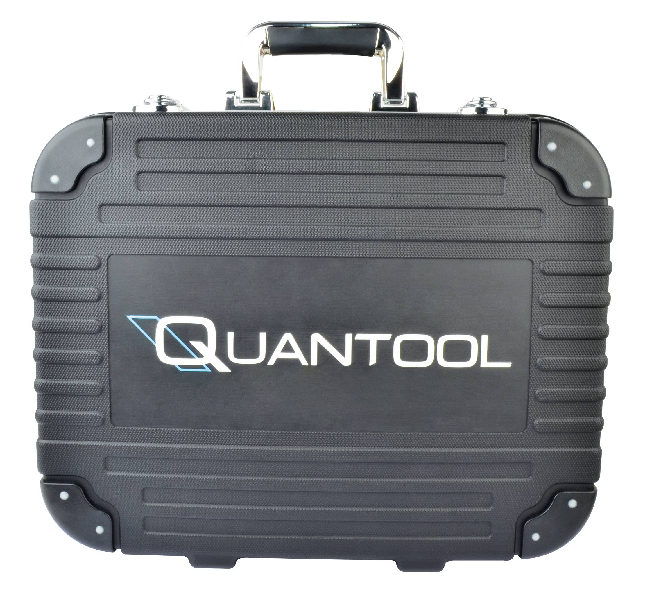 Boîte à outils noire avec le logo 'QUANTOOL' sur la face avant. Poignée robuste en haut.