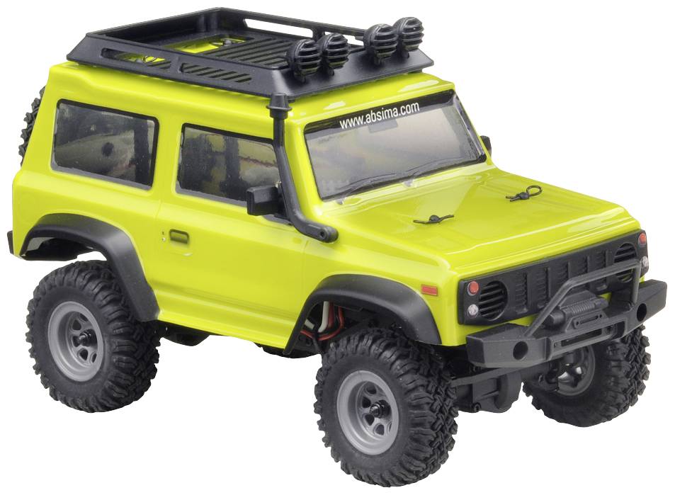 Voiture miniature jaune avec des pneus tout-terrain et un porte-bagages de toit, vue latérale.