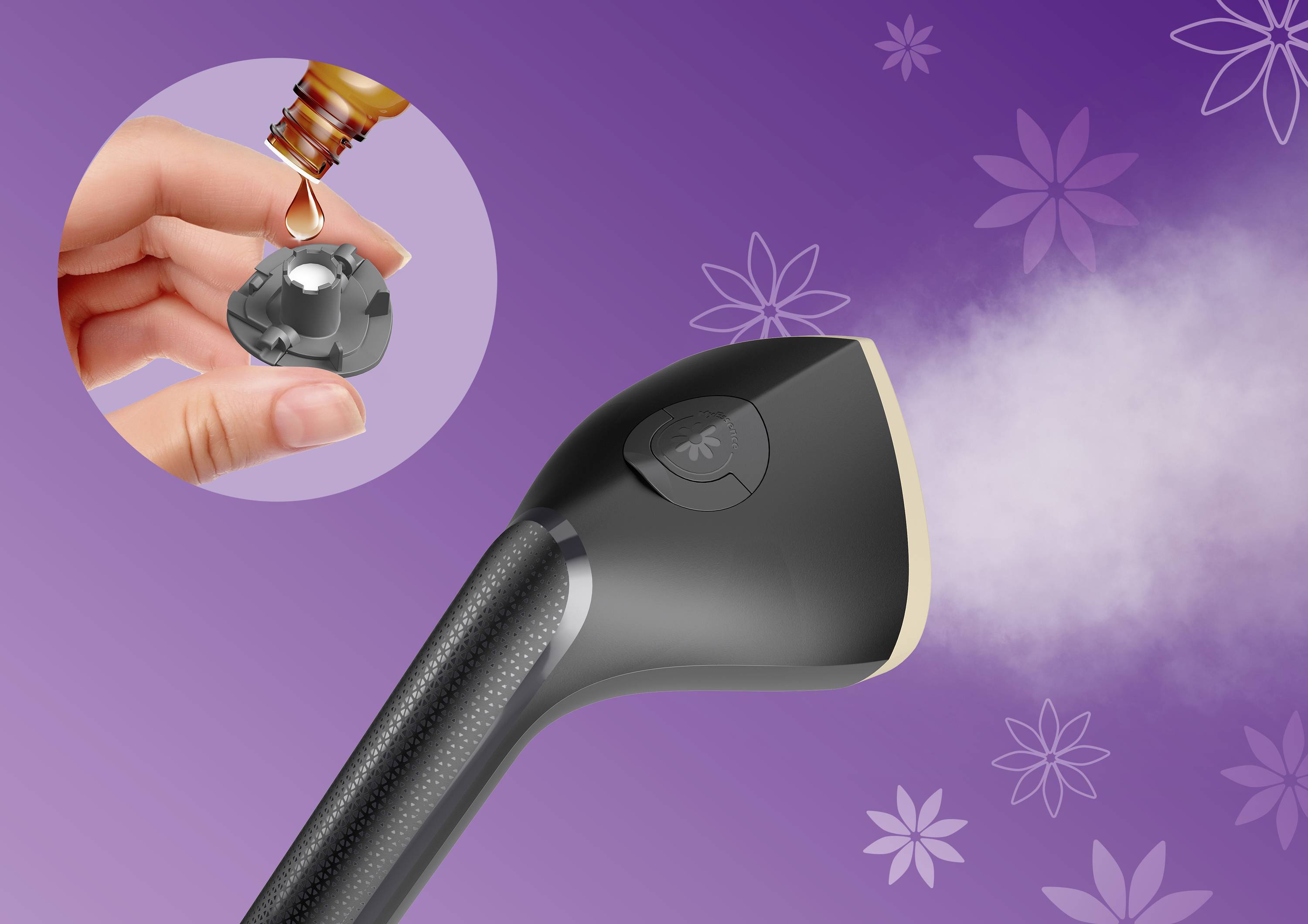 Un nettoyeur vapeur à main est présenté pendant qu'une main fait tomber des gouttes d'huile essentielle dans un insert rond, sur un fond violet.