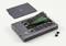 Disque dur externe avec deux SSD M.2 apparents ; le couvercle du boîtier et les vis sont posés à côté.