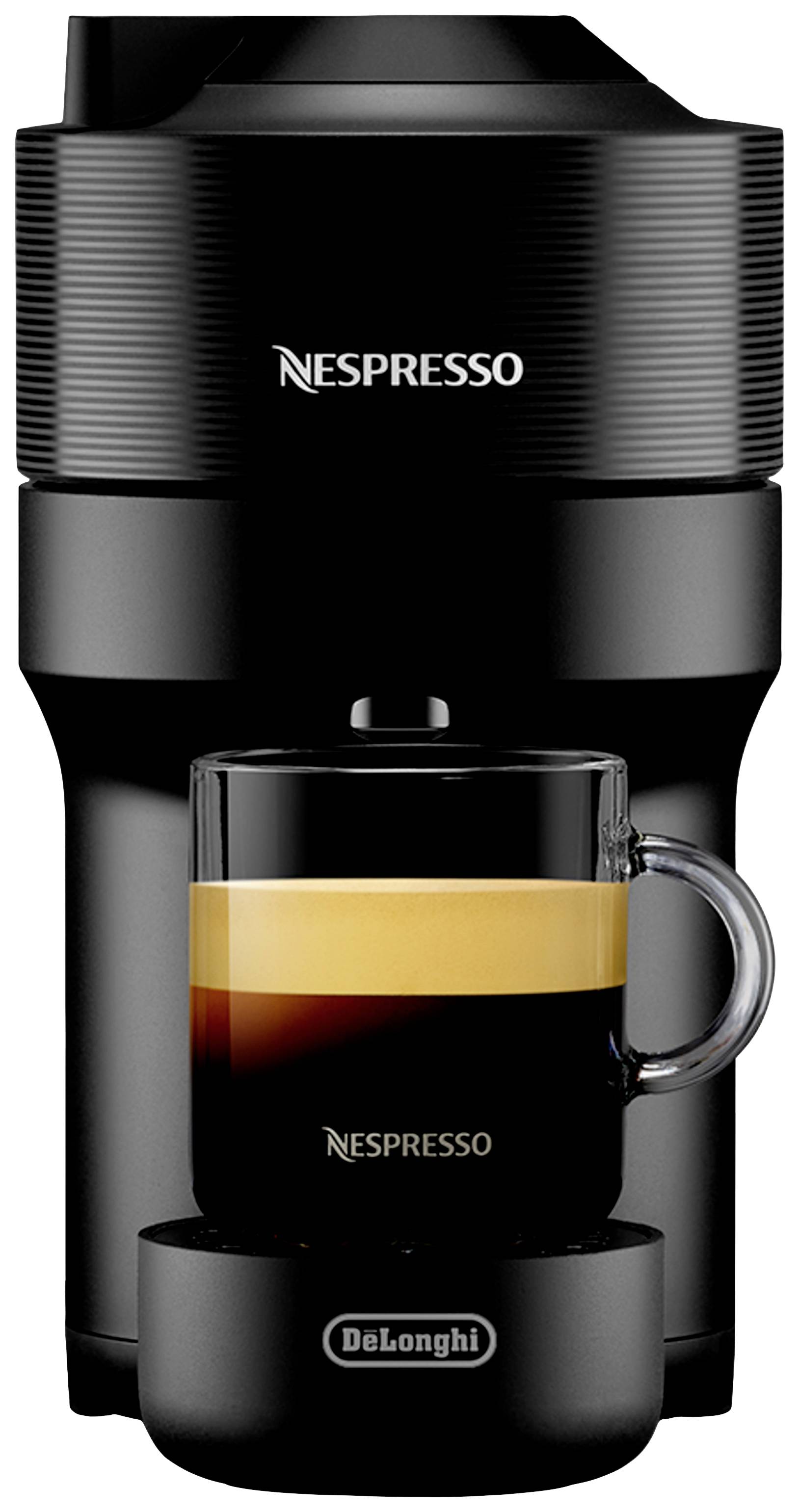 Une machine à café Nespresso noire avec une tasse de café en dessous, révélant un espresso crémeux.