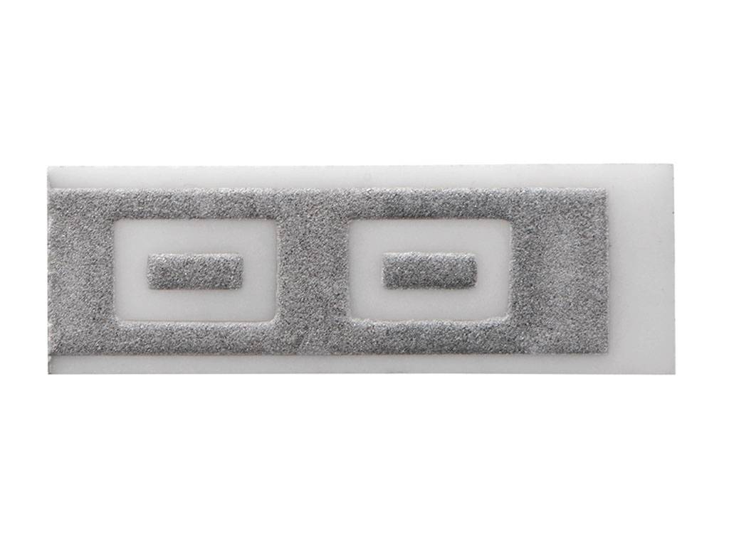 Un motif rectangulaire gris en textile ou en tissu avec deux petites élévations rectangulaires sur un fond blanc.