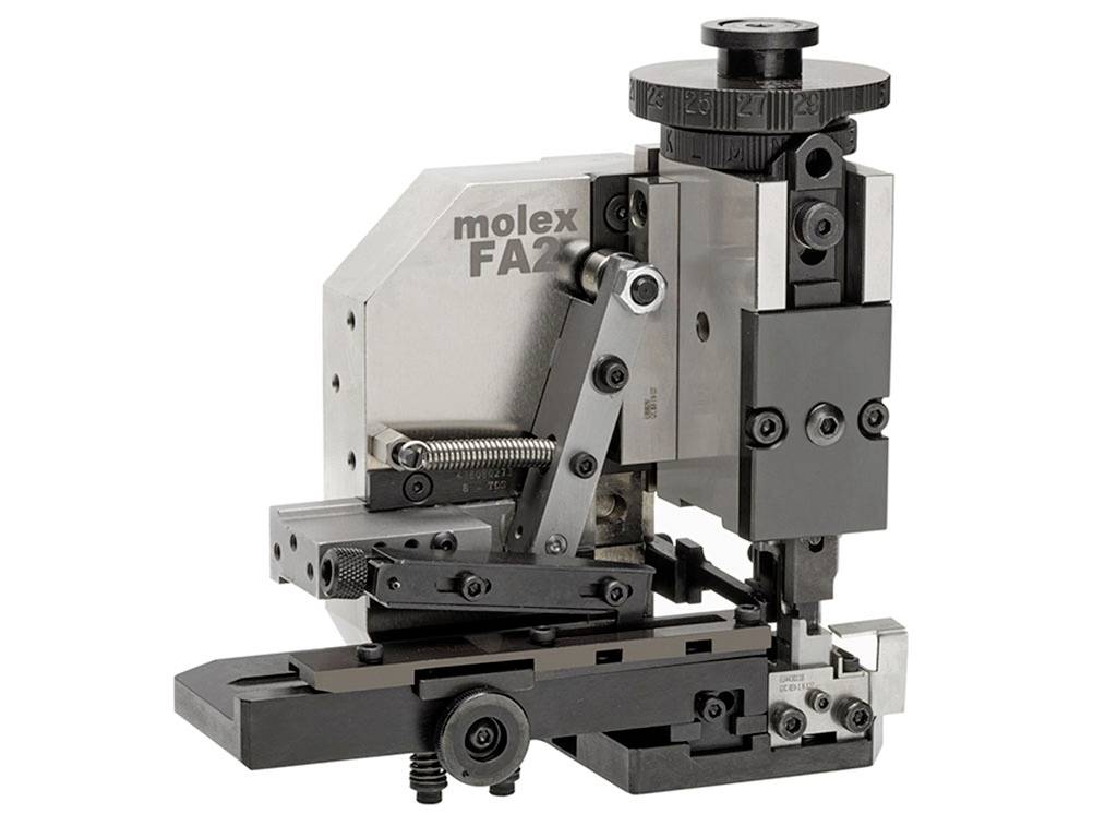 Une machine pour couper et dénuder des câbles. Les composants mécaniques et les structures de leviers sont visibles.