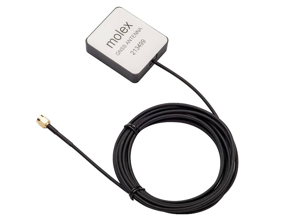 Une antenne GNSS de Molex avec un long câble et un connecteur, adaptée aux dispositifs de localisation et de navigation.