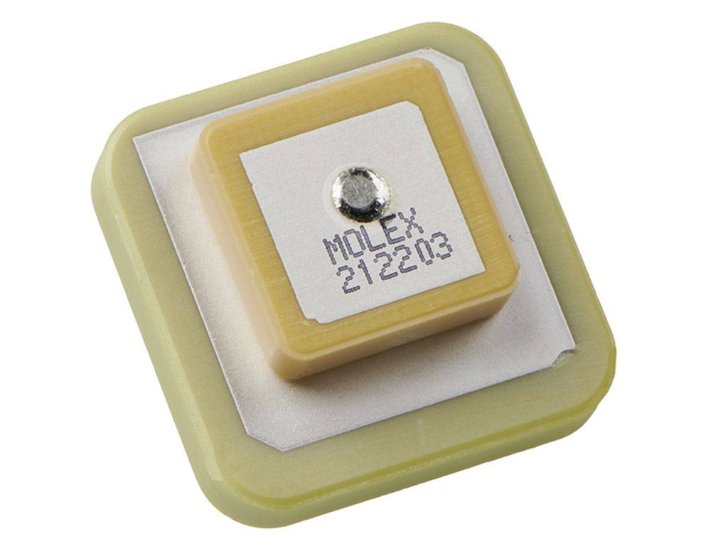 Un composant électronique carré, probablement un module d'antenne GNSS, portant l'inscription 'MOLEX 272203' au centre.