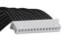 Connecteur blanc à 15 broches avec des câbles noirs, utilisé pour la connexion dans les ordinateurs ou les appareils électroniques.